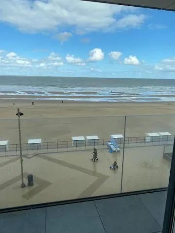 Studio 405 Op Zeedijk Met Frontaal Zeezicht 4De Verdiep Middelkerke